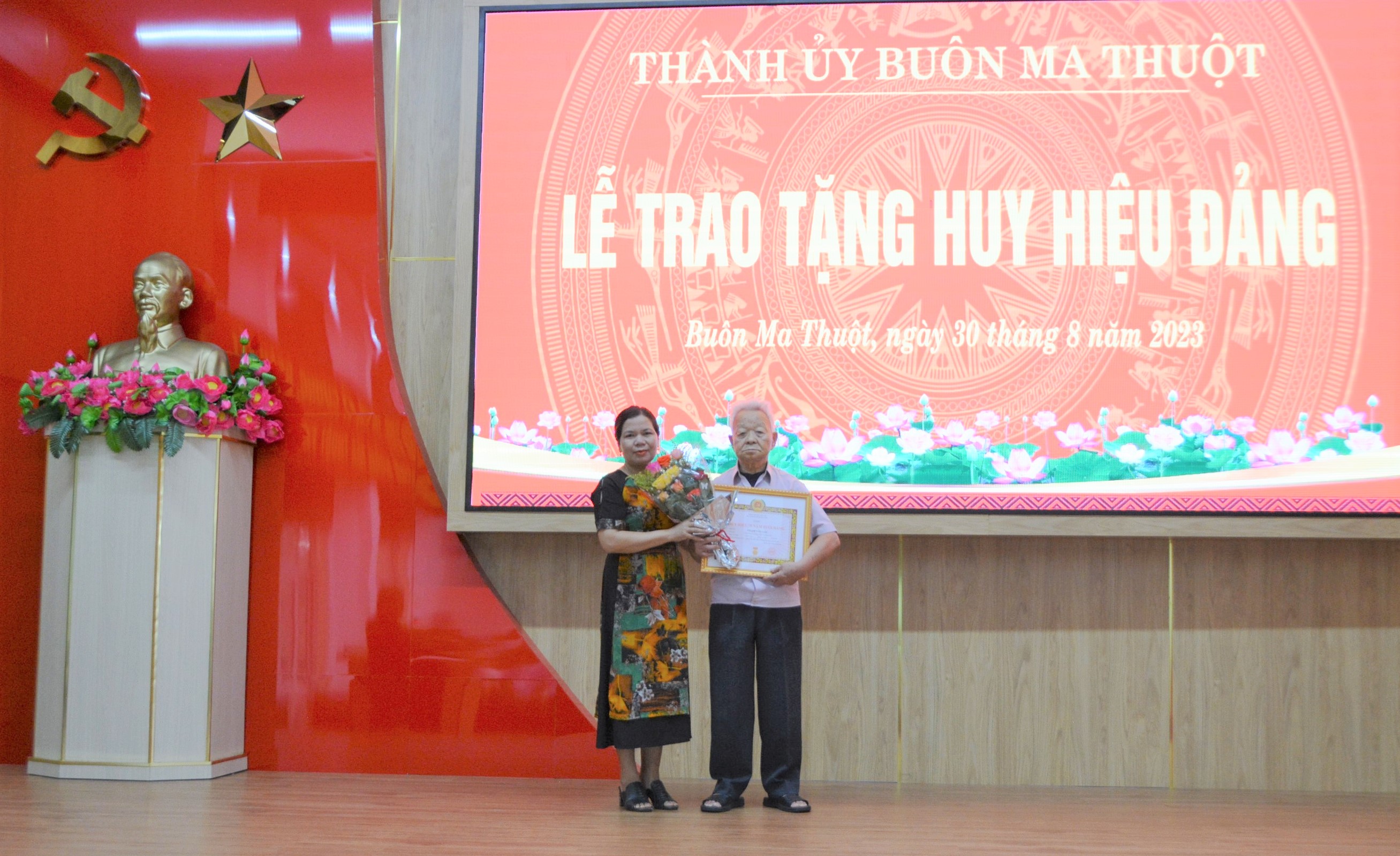 30-8 trao HH Đảng chị ler trao 222